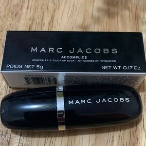 Marc Jacobs Accomplice Concealer in Black and White